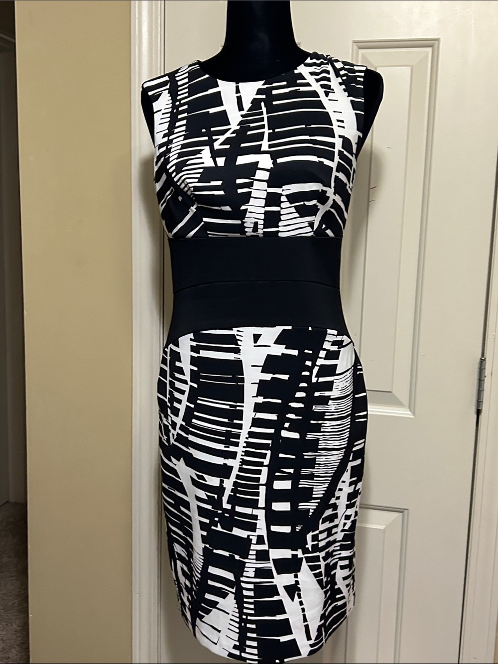 Bisou Bisou Black and White Graphic Waistband Midi Dress- size 6